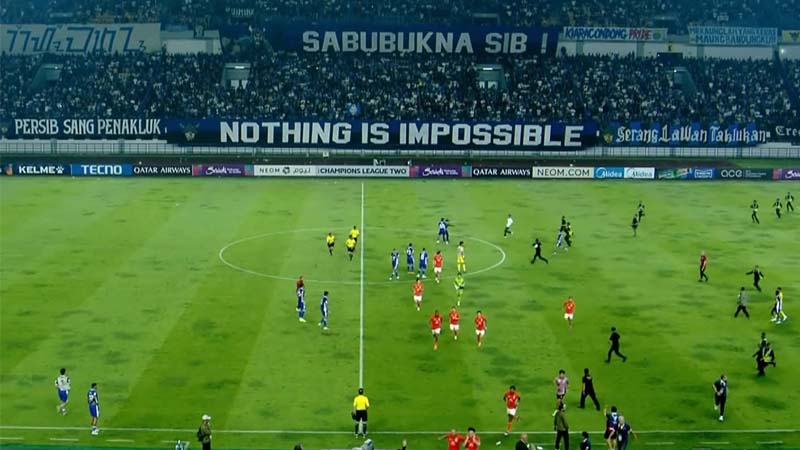 แฟนบอลอินโดลงสนามมาต่อยนักเตะราชบุรี