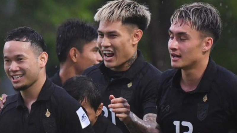 ทีมชาติไทยเลือกอุ่นกับทีมชาติชุดเล็ก