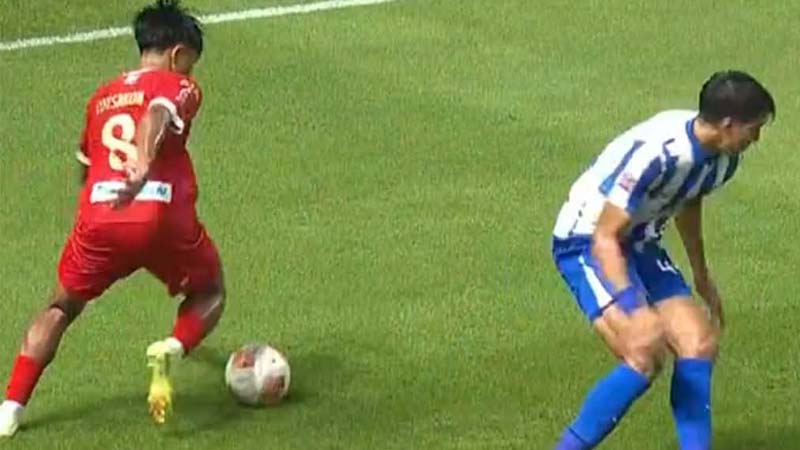 ยศกร กองหน้า U23 โชว์สกิลหลอกกองหลังไทย จนหงายเงิบ